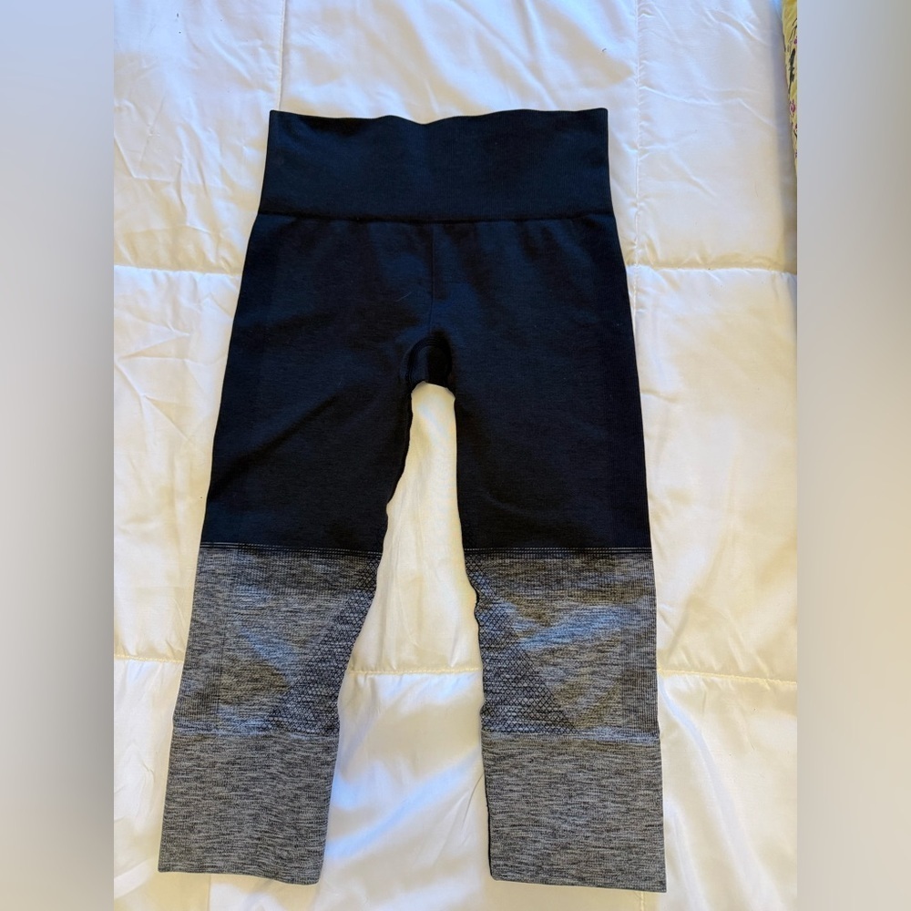 Lululemon Seamlessly Street Crop Leggings 17inches in Heathered Black Size 4 - Picture 2 of 7